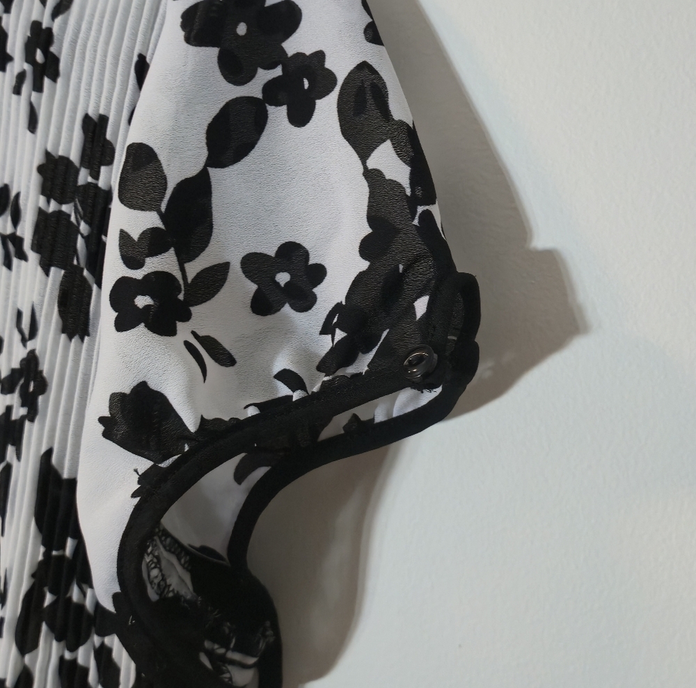 Denver Hayes XL Floral Blouse Black White Short Sleeve Plissé Pleated Transition - Picture 11 of 16